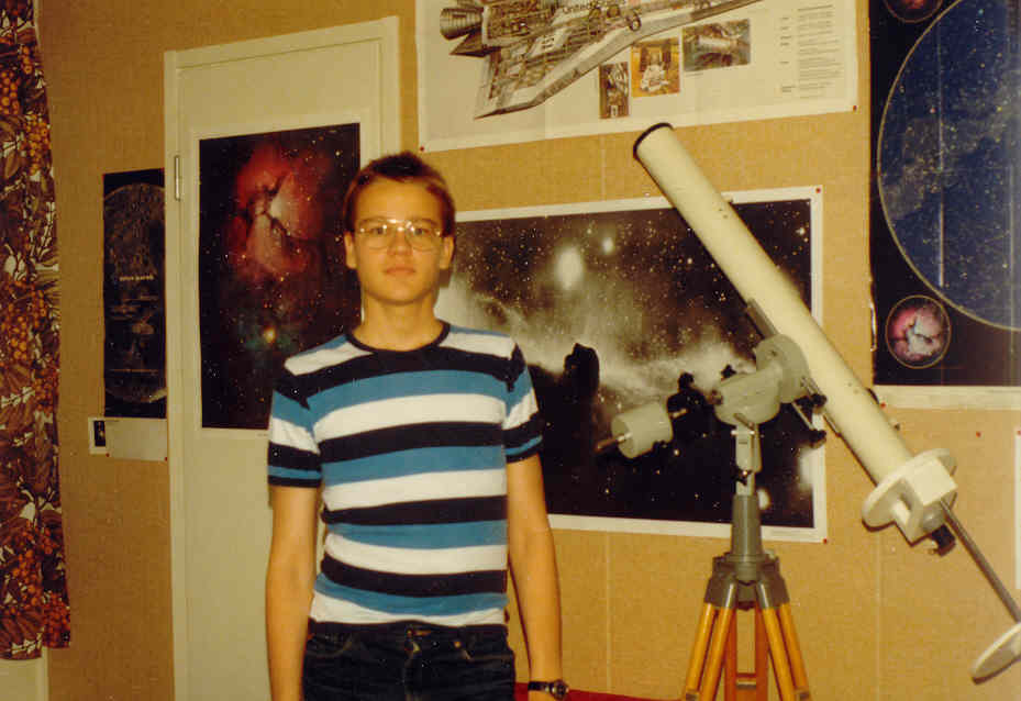 Harry Rabb yläasteikäisenä kaukoputkensa vieressä 1980-luvulla.