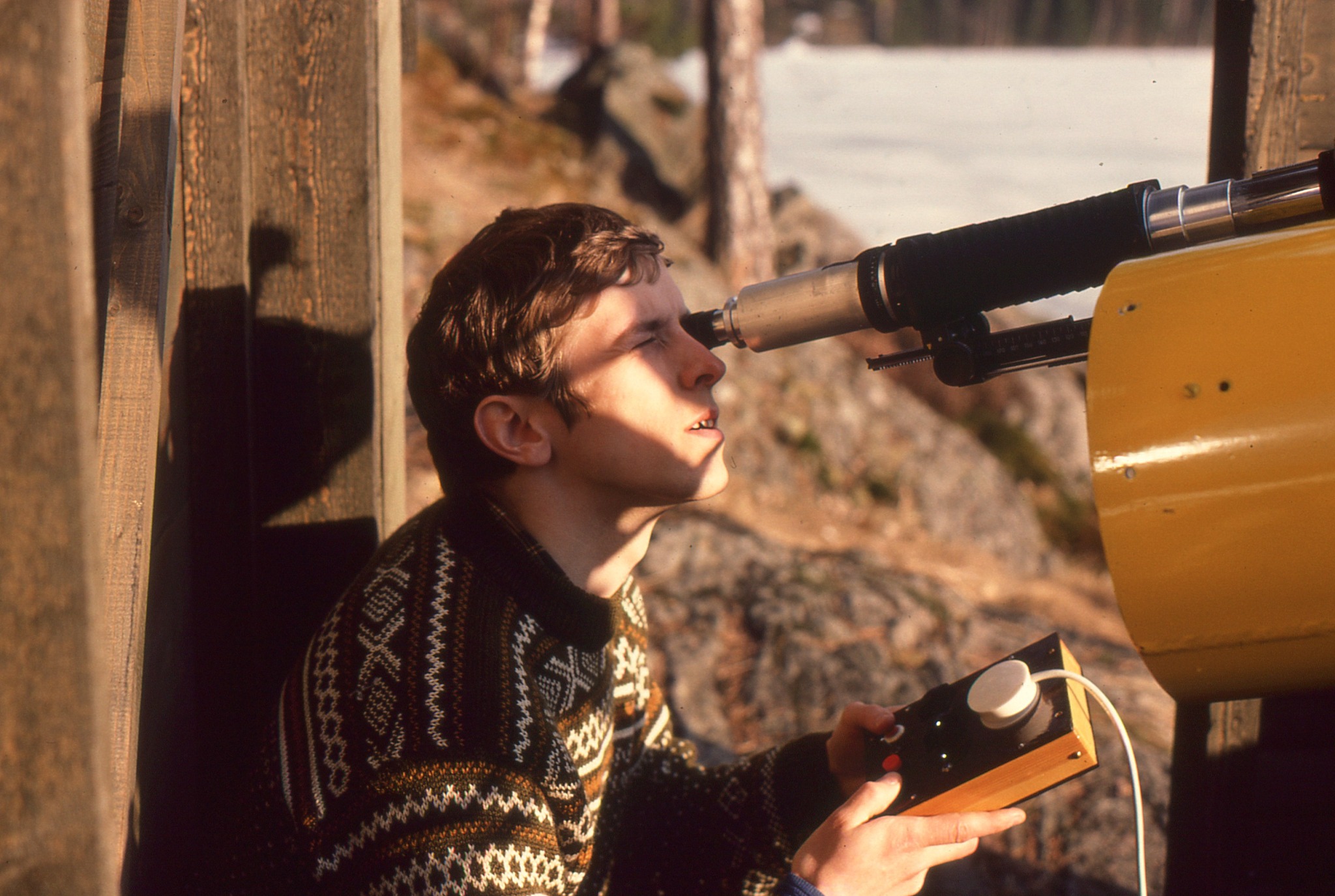 Kari Kaila kaukoputken ja spektroskoopin äärellä 1970-luvulla.